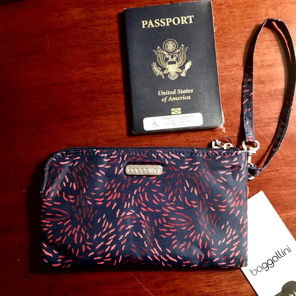 Brand New Baggallini travel wristlet/new with tag